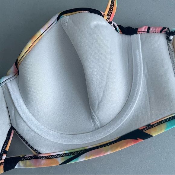 SUNDAZED 💙
Paradise Palm Becky Bra Sized
Bikini Top Paradise Palm 36D - Picture 7 of 9